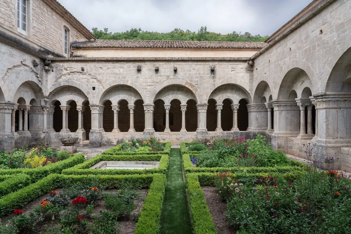 Seasonal Abbey Gardens: What to See Month by Month